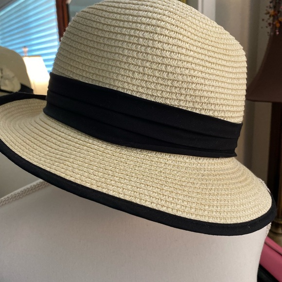 Elegant Cream and Black Women's Hat - Picture 4 of 7